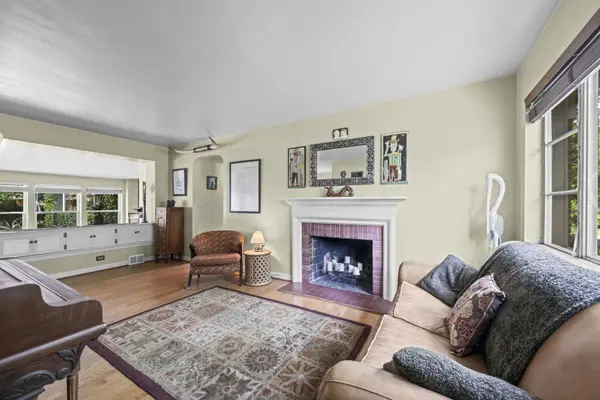 215 N Lincoln LN, Arlington Heights, IL 60004
