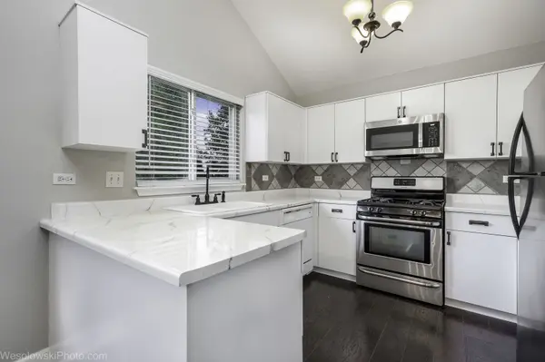1 Coventry CT, South Elgin, IL 60177