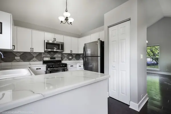 1 Coventry CT, South Elgin, IL 60177