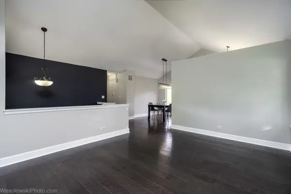 1 Coventry CT, South Elgin, IL 60177