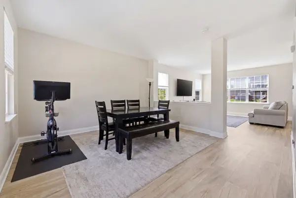 803 W Courtland ST, Mundelein, IL 60060