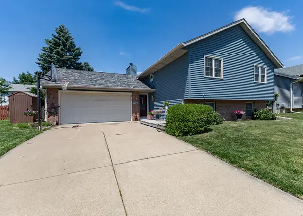 2440 W 60th PL, Davenport, IA 52806