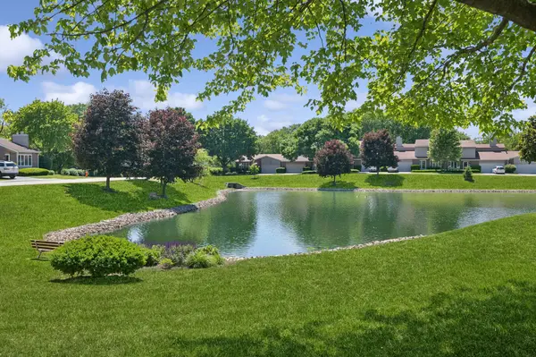 12 Pebblewood TRL, Naperville, IL 60563