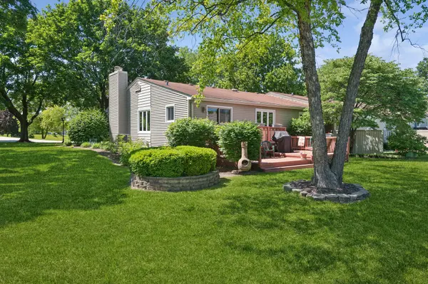 12 Pebblewood TRL, Naperville, IL 60563