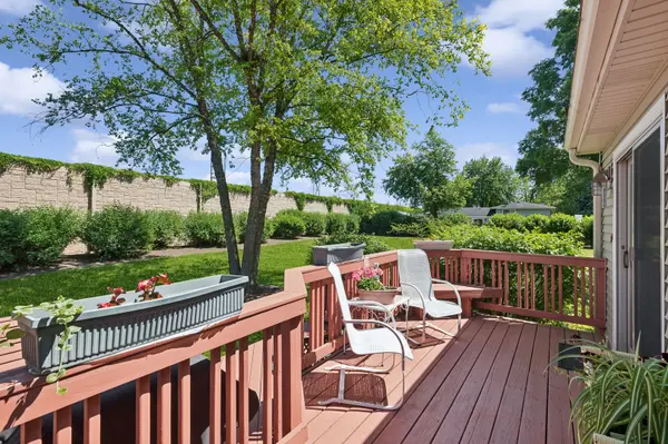 12 Pebblewood TRL, Naperville, IL 60563