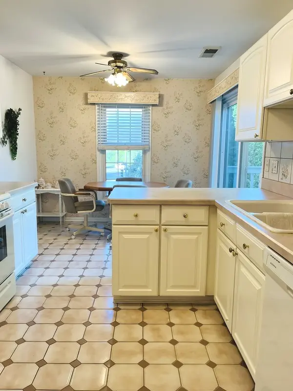 27 Exeter CT #202A, Naperville, IL 60565