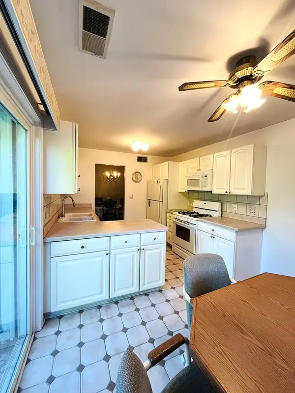 27 Exeter CT #202A, Naperville, IL 60565