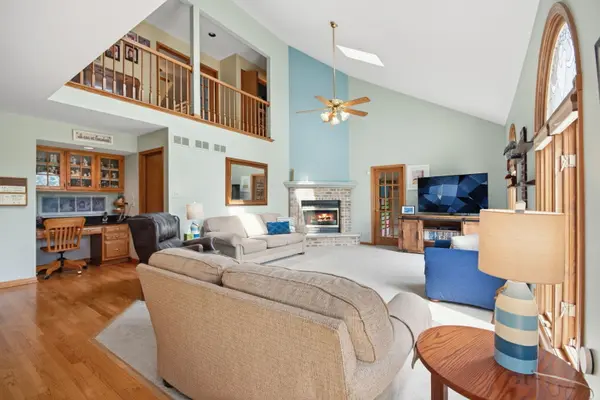 1223 Leinster DR, Lemont, IL 60439
