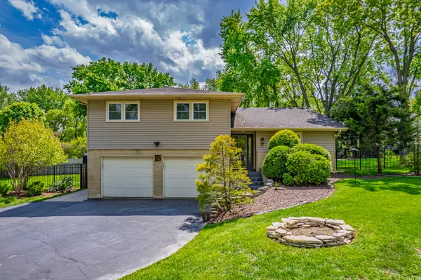 10S220 Alan RD, Naperville, IL 60564