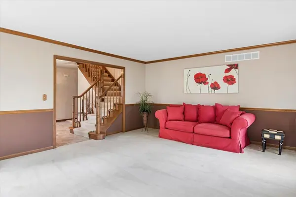 39W550 Deerpath RD, Aurora, IL 60506