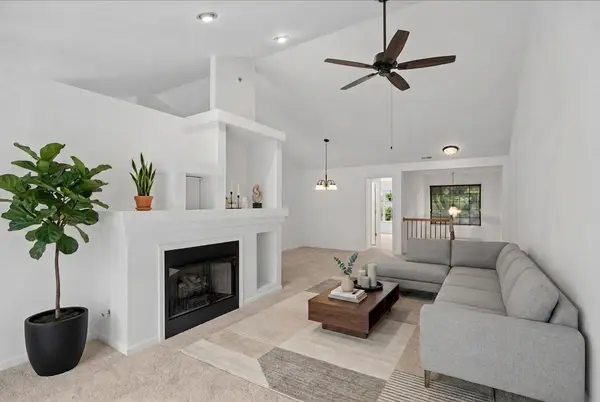 888 Riding LN #888, St. Charles, IL 60174