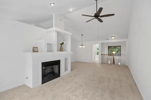 888 Riding LN #888, St. Charles, IL 60174