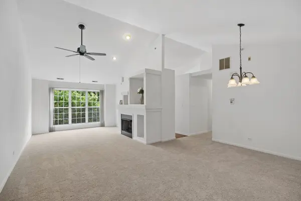 888 Riding LN #888, St. Charles, IL 60174