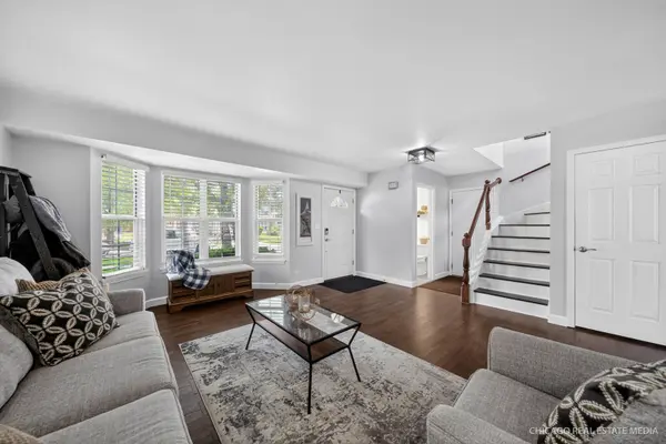 808 Castleton CT, Mundelein, IL 60060