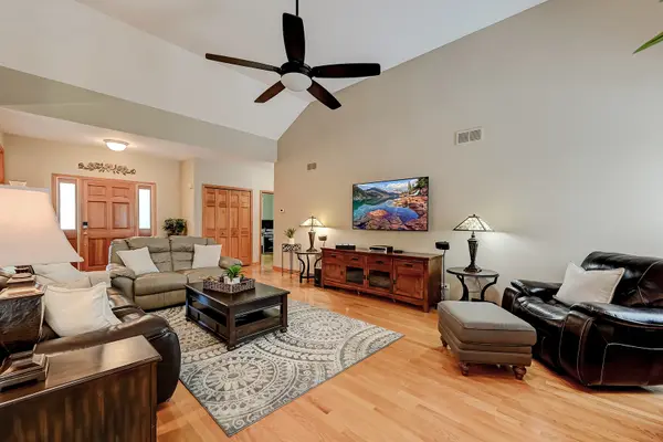 10735 Christopher DR, Lemont, IL 60439