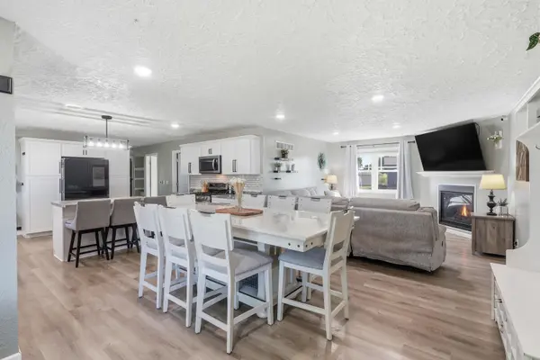 320 Valley Ridge RD, Blue Grass, IA 52726