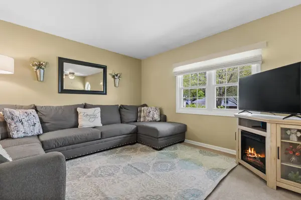 725 Wiltshire CT, Crystal Lake, IL 60014
