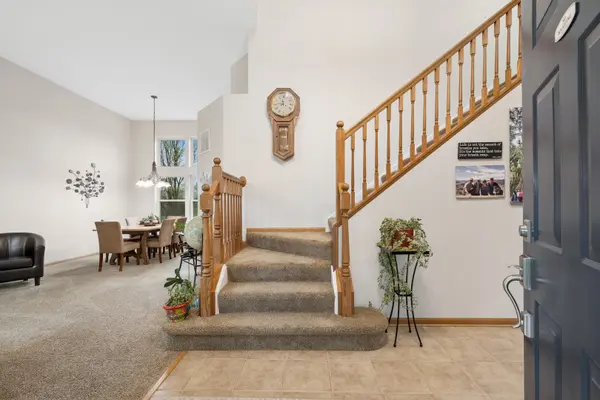 606 Arlington LN, South Elgin, IL 60177