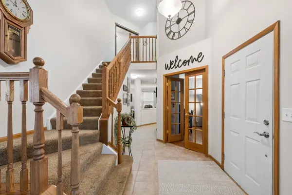 606 Arlington LN, South Elgin, IL 60177