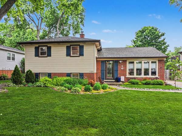 1331 N Indigo DR,  Mount Prospect,  IL 60056