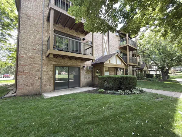 831 S Dwyer AVE #A, Arlington Heights, IL 60005