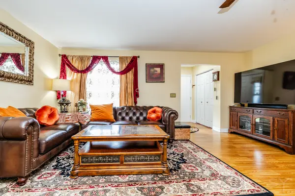 2900 Dorothy DR, Aurora, IL 60504