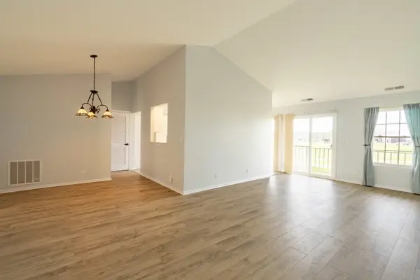 629 W Streamwood BLVD #B, Streamwood, IL 60107