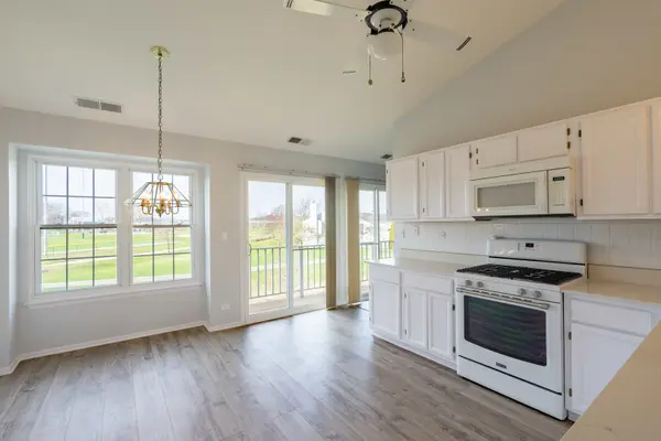 629 W Streamwood BLVD #B, Streamwood, IL 60107