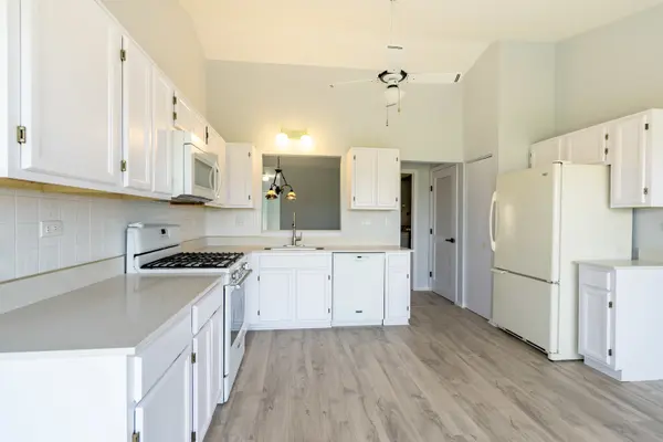 629 W Streamwood BLVD #B, Streamwood, IL 60107