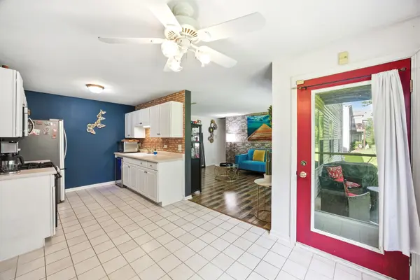 383 Woodview CIR #A, Elgin, IL 60120