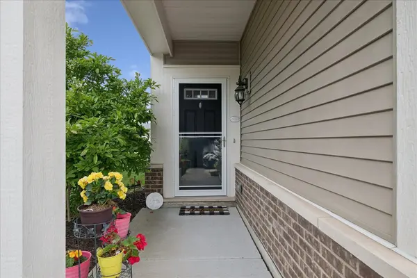 605 N Falls CIR, Pingree Grove, IL 60140