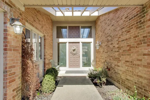 107 Briarwood LN, Oak Brook, IL 60523