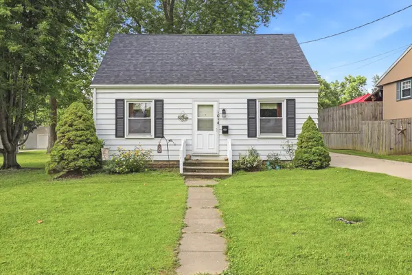 1014 Steinman ST, Dixon, IL 61021
