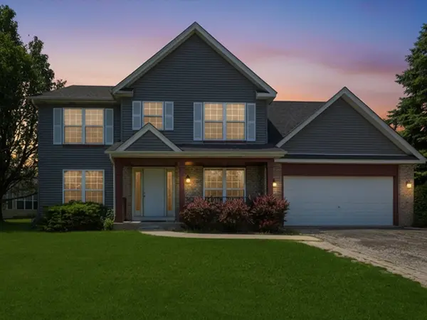 225 Parkside LN, Oswego, IL 60543