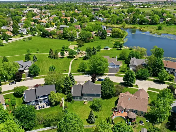 225 Parkside LN, Oswego, IL 60543