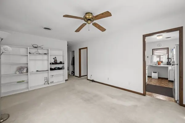 2012 W 68 ST, Davenport, IA 52806
