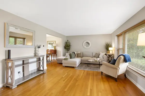 1110 E Dogwood LN, Mount Prospect, IL 60056