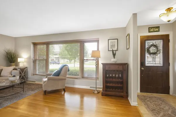 1110 E Dogwood LN, Mount Prospect, IL 60056