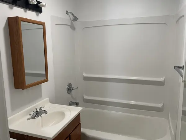 2107 CENTER CT, Clinton, IA 52732