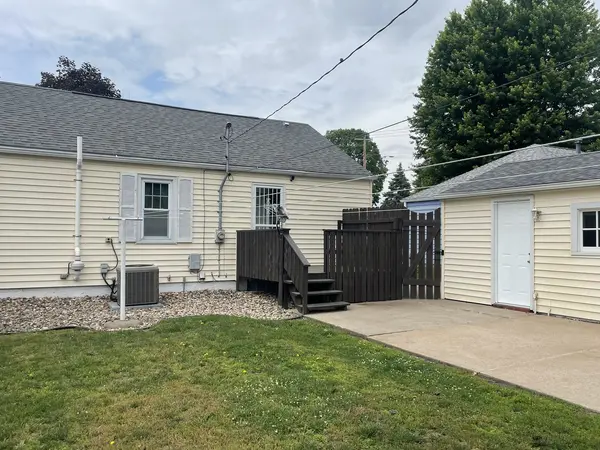 2107 CENTER CT, Clinton, IA 52732