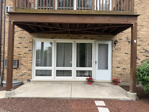 2200 Arbor CIR #1, Downers Grove, IL 60515