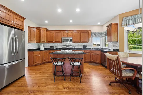 512 Highlington CT, Beecher, IL 60401