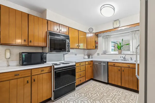 320 Claymoor RD #1C, Hinsdale, IL 60521