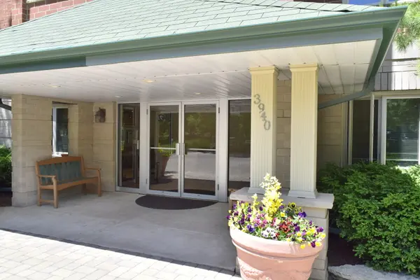 3940 W Bryn Mawr AVE #402, Chicago, IL 60659