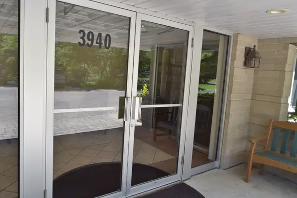 3940 W Bryn Mawr AVE #402, Chicago, IL 60659