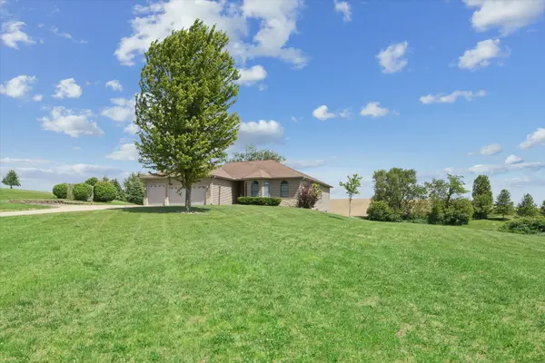 3067 Valley View CT, Clinton, IA 52732