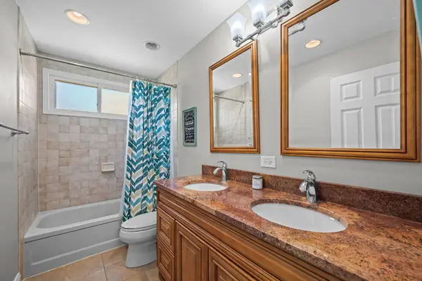 515 W Tanglewood DR, Arlington Heights, IL 60004