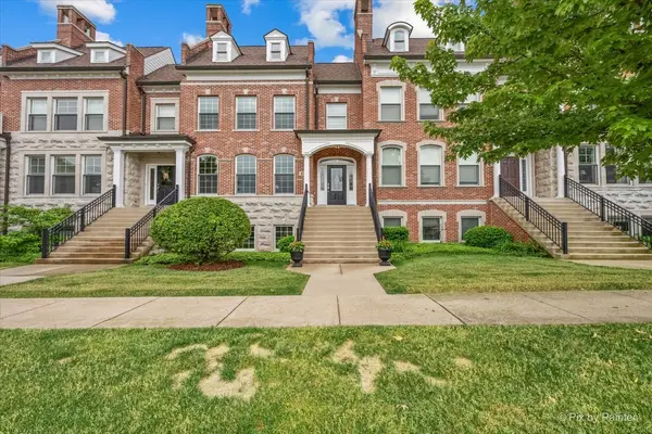 15 North ST #4H, Woodstock, IL 60098