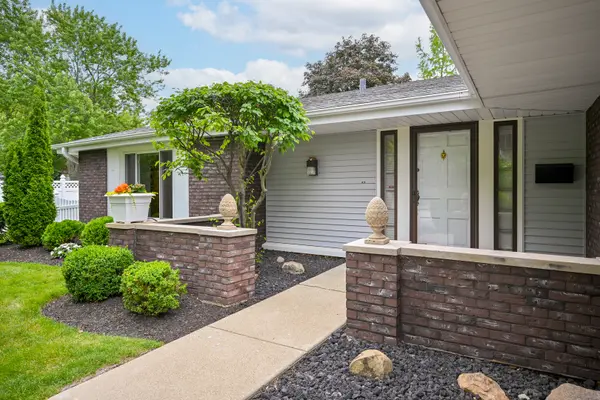 23W303 Cambridge CT, Glen Ellyn, IL 60137