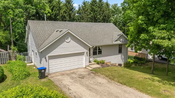 1820 W Oakleaf DR, Mchenry, IL 60051